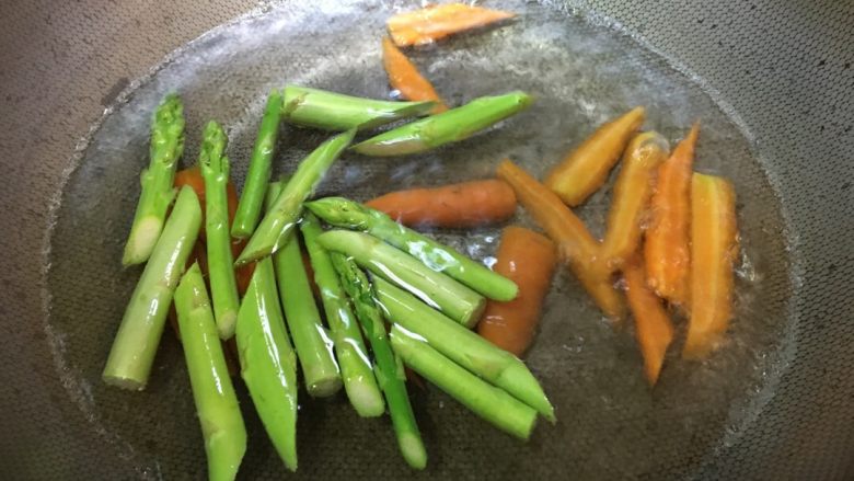 「吃货久久」简易牛排 好吃简单 ,除了番茄 其他不易熟的蔬菜根据熟的程度依次放入煮沸了水里 我是先放胡萝卜 快熟了放芦笋