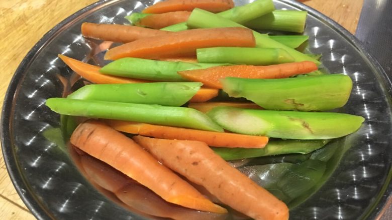 「吃货久久」简易牛排 好吃简单 ,较细的芦笋一分钟就可以乘 我喜欢全熟后乘出 这样减少待会煎炒蔬菜的时间