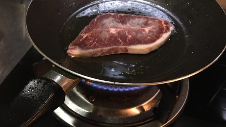 「吃货久久」简易牛排 好吃简单 ,开始煎牛排 牛排开始需要用大火 我的这块比较薄(以后还是建议煎较厚的牛排 口感更好)所以大火30秒就可以翻面