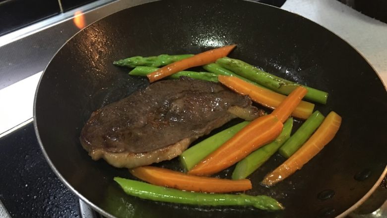 「吃货久久」简易牛排 好吃简单 ,这时可以倒入蔬菜 一起煎炒