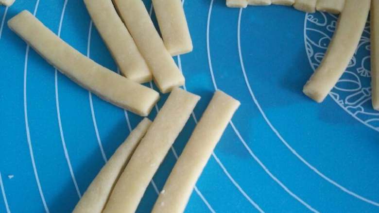 超简单磨牙棒~,均匀的切短一点,宝宝手小哦