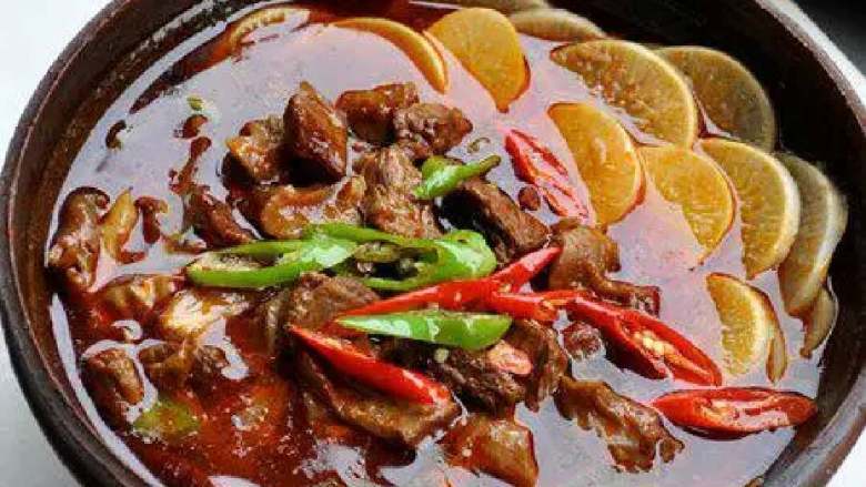 牛腩萝卜汤,
调料:食盐3克、酱油5克、冰糖适量、姜2片、蒜2瓣、八角2颗、花椒2克、 桂皮1段、干辣椒少许、豆瓣酱适量、番茄酱适量、葱白1截、小葱1小把、尖椒少许、草果1颗 香叶1片、茴香籽2克、甘草3片、肉蔻少许、 黄酒适量、豆豉辣酱少许