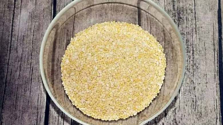 什锦绿豆糕,去皮绿豆提前用清水浸泡4-5小时，也可以提前一晚上泡上，第二天早上用。
