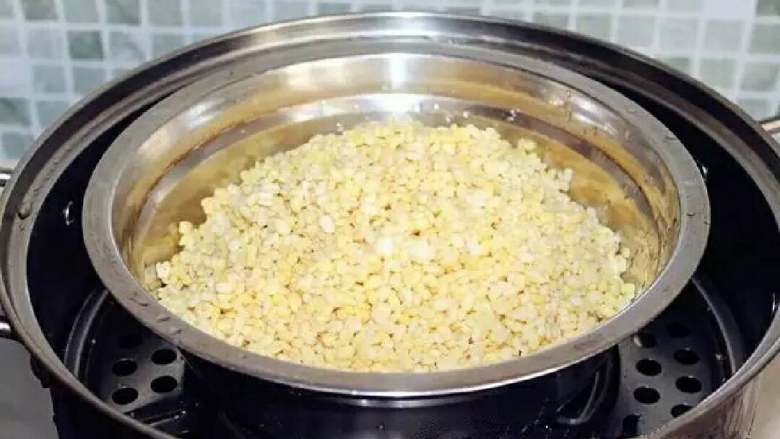 什锦绿豆糕,蒸好的绿豆放入破壁机或者料理机中，加入少许温水或者牛奶，打成绿豆泥状。越细腻越好。