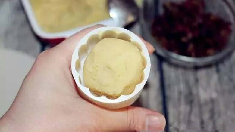 什锦绿豆糕,这时候绿豆沙已经非常干燥容易成型，搓成大小适当的圆球形，放到模具里，压成花型。如果没有模具可以直接切块或者球形、饼形。