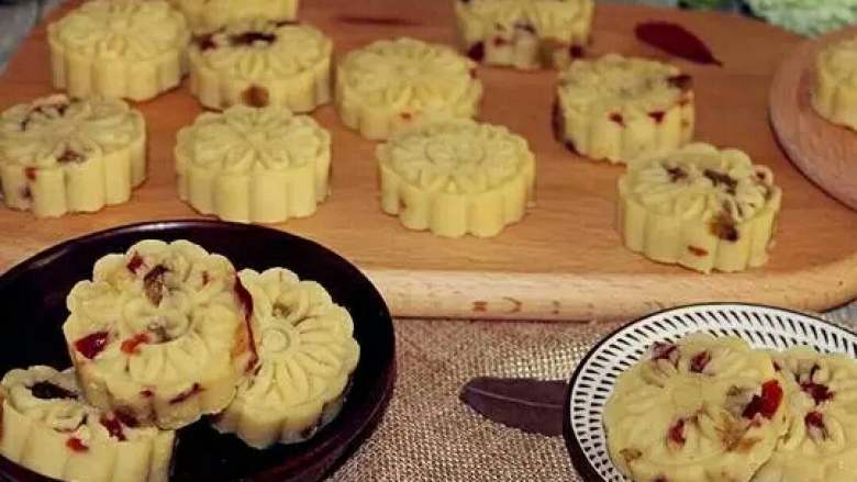 什锦绿豆糕,没有模具也没关系，只是为了造型而已，加入其它材料后搅匀即可食用，或者也可以作为馅料包入面团内制作成其它点心一起食用。