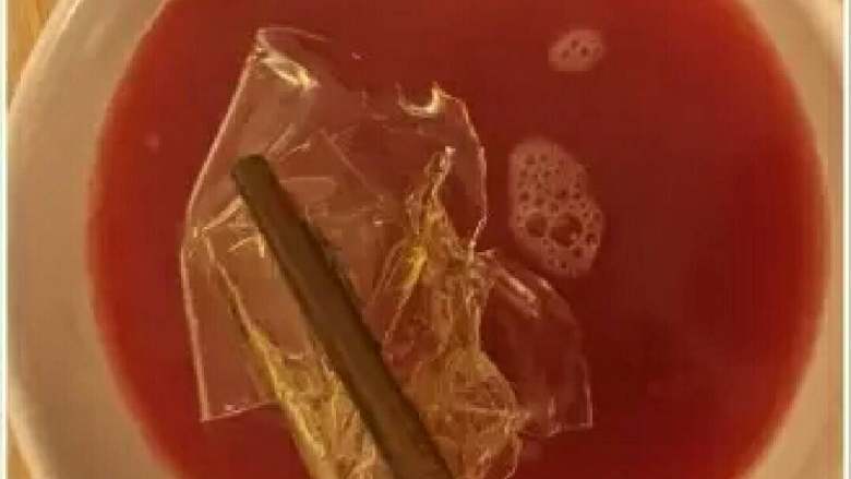 免烤豆腐版西瓜慕斯蛋糕,吉利丁片6克,用水泡软。西瓜汁可以放5克糖,小火加热到稍微烫手,接着放入吉利丁片,搅拌均匀。
等西瓜汁彻底凉透,倒入到模具中,放入冰箱冷藏过夜。