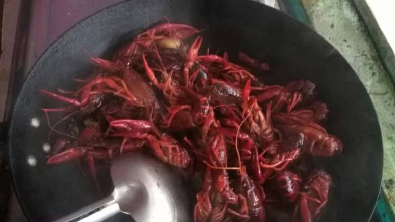 香辣小龙虾,把小龙虾放入,大火翻炒