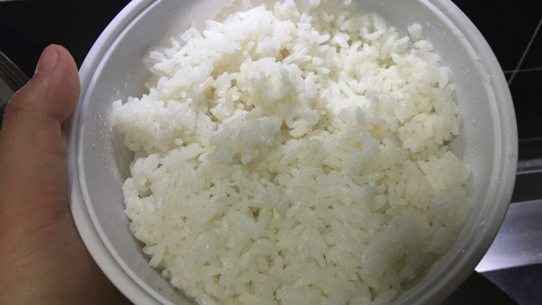 「吃货久久」做一碗颗颗分明好看美味的蛋炒饭,米饭颗颗分离的关键就在要冷藏，不是冷冻。从冰箱取出直接用