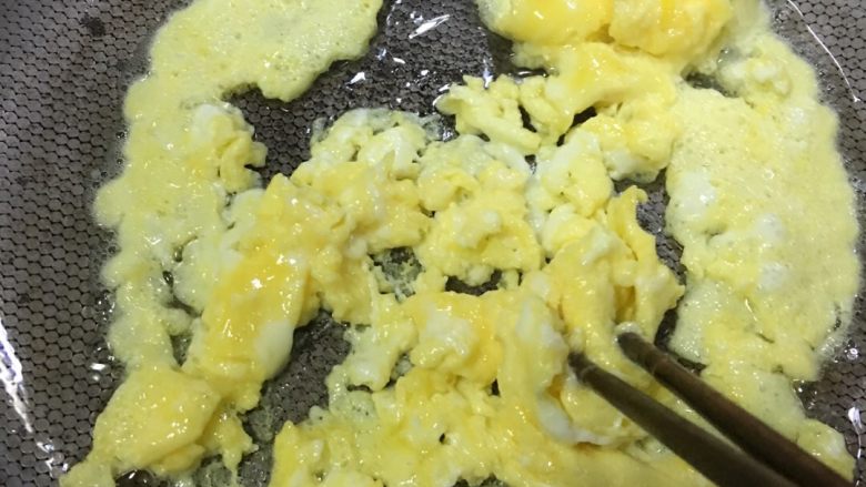 「吃货久久」做一碗颗颗分明好看美味的蛋炒饭,少油 中火 倒入蛋液 炒蛋记得用筷子 别用锅铲 这样炒出来的鸡蛋蓬松好看  一分半钟左右出锅 越嫩越好