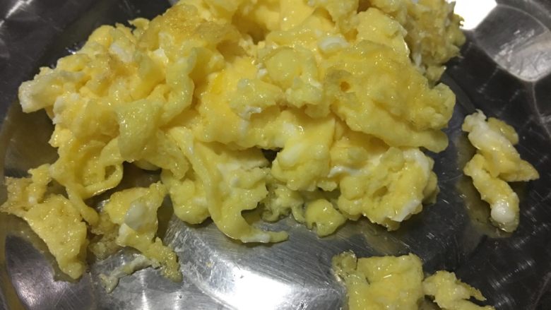 「吃货久久」做一碗颗颗分明好看美味的蛋炒饭,鸡蛋乘出 待用