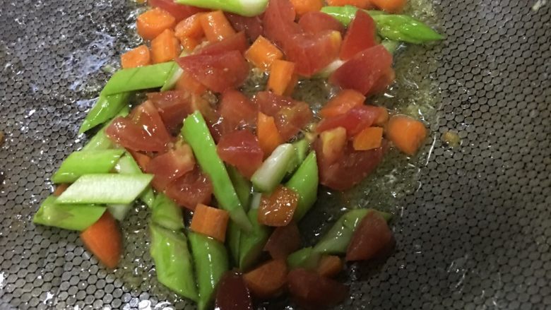 「吃货久久」做一碗颗颗分明好看美味的蛋炒饭,锅里倒少许油 大火 把之前的配菜倒进去一起翻炒 加少许盐 番茄压出汁