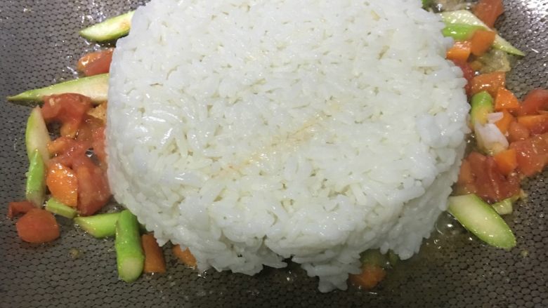 「吃货久久」做一碗颗颗分明好看美味的蛋炒饭,胡萝卜快熟了就倒入米饭 因为芦笋易熟 不要炒太久 开始翻炒