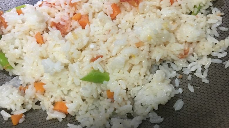 「吃货久久」做一碗颗颗分明好看美味的蛋炒饭,这时为了不粘锅要快炒 加入少许盐 可以再补一点油 我因为怕油腻 加了一点点水取代油 当然口感就没不加水那么颗颗分明 不过也很不错