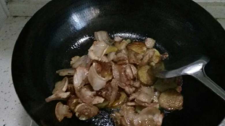 荤菜系,茄子烧肉片,锅里倒油,放入炸好的肉片