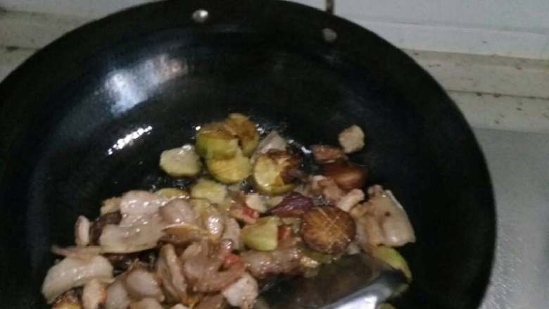 荤菜系,茄子烧肉片,炒一下肉片后加入茄子爆炒