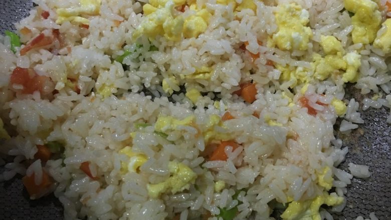 「吃货久久」做一碗颗颗分明好看美味的蛋炒饭,倒入之前的鸡蛋一起翻炒 大火米饭会加快失去水分 同时也更容易粘锅 所以可以尽快出锅了 关火 撒葱 利用余温翻炒 出锅啦