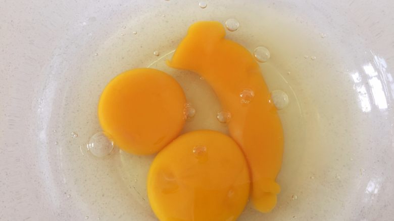 红薯千层烘蛋饼-甜甜的,香香的,滑滑的,准备一个大碗,把鸡蛋打入