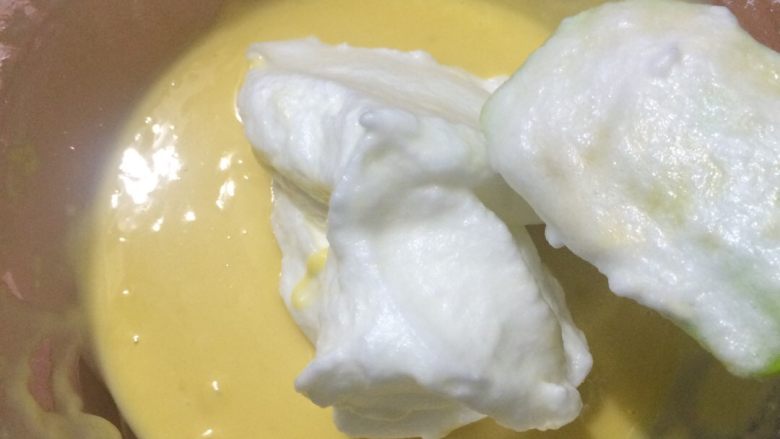 电饭煲蛋糕家庭做法,取三分之一蛋清液加入蛋黄液中搅拌均匀,之后加入剩余蛋清液继续搅拌,直至均匀