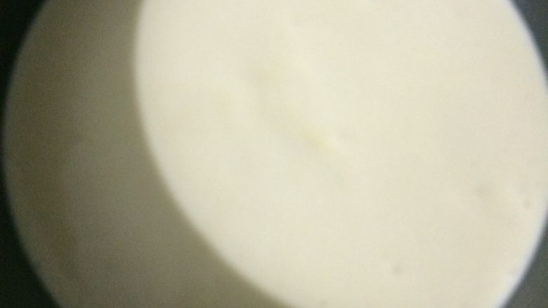 电饭煲蛋糕家庭做法,将搅拌好的蛋液加入电饭煲内胆中,双手握住内胆两侧用力拍打底部,使蛋液中的气泡拍出