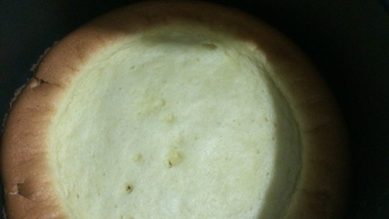 电饭煲蛋糕家庭做法,将蛋液加入电饭煲中加热,选择蛋糕档。若电饭煲没有蛋糕功能,可百度搜索一下此步方法。可将筷子插入蛋糕中查看是否熟了,插入筷子拔出时没有粘物则蛋糕已熟透。
