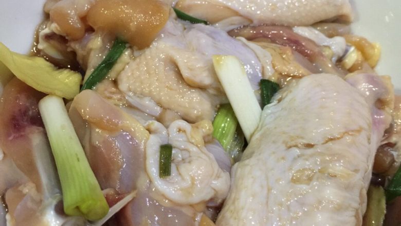 芝香可乐鸡翅,腌制期间要注意继续抓匀,力求每块鸡翅都蘸上