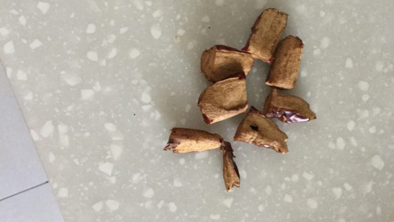健康冰棍,还有一个狗头枣剪成8小段,备用