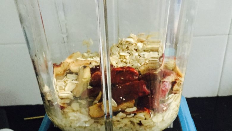 红枣燕麦糙米糊,把糙米、<a style='color:red;display:inline-block;' href='/shicai/ 495'>燕麦</a>、红枣、<a style='color:red;display:inline-block;' href='/shicai/ 866'>冰糖</a>一起放入破壁机里