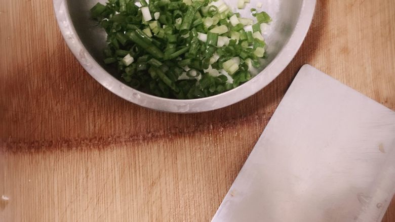 洋葱炒牛肉,<a style='color:red;display:inline-block;' href='/shicai/ 3250'>葱</a><a style='color:red;display:inline-block;' href='/shicai/ 37'>姜</a>切碎备用