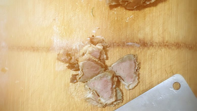 洋葱炒牛肉,<a style='color:red;display:inline-block;' href='/shicai/ 216'>牛肉</a>切块备用