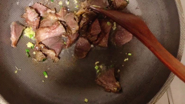 洋葱炒牛肉,热锅爆葱花和姜末，然后放入牛肉爆炒