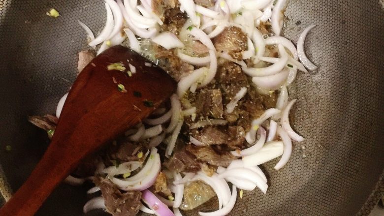 洋葱炒牛肉,然后放入切好的洋葱爆炒，加入盐，鸡精和蚝油，翻炒一下，出锅！