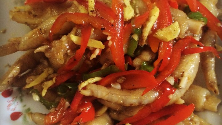 香辣鸡爪,把<a style='color:red;display:inline-block;' href='/shicai/ 89'>鸡爪</a>洗净放入锅中开水煮至用筷子戳进去即可盛出