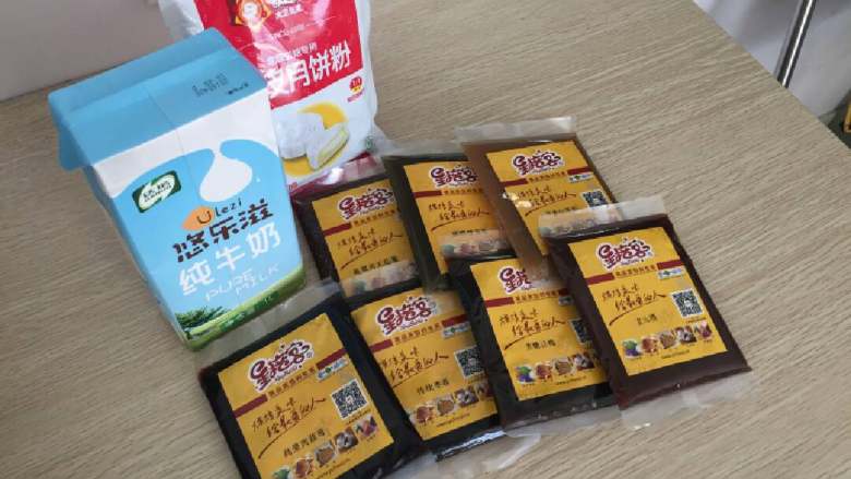 冰皮月饼,——材料准备——
牛奶200克(亦可是水)/冰皮月饼粉200克/各种月饼馅料
