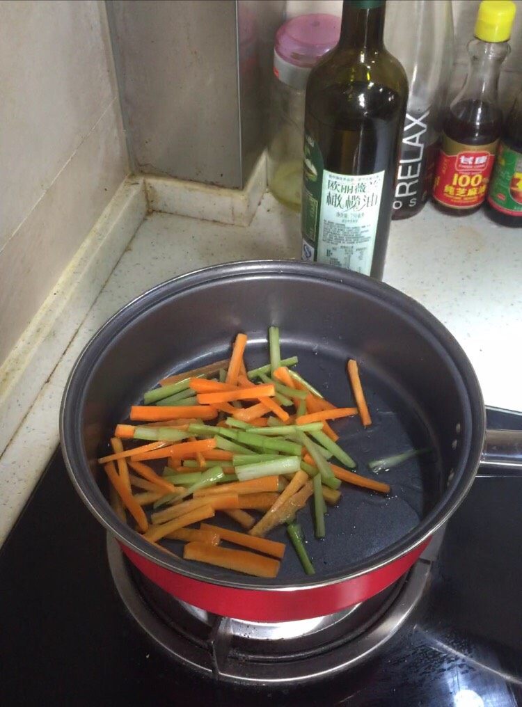 卷心菜薄饼沙拉,炒熟。