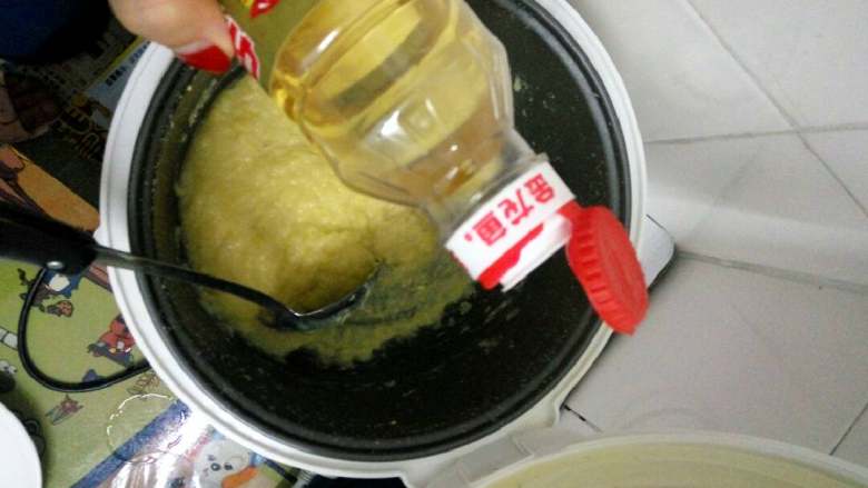 翡翠团子,压好的绿豆泥中,倒入食用油15ml后搅拌均匀,类似步骤重复4次。这样绿豆跟油才均匀。