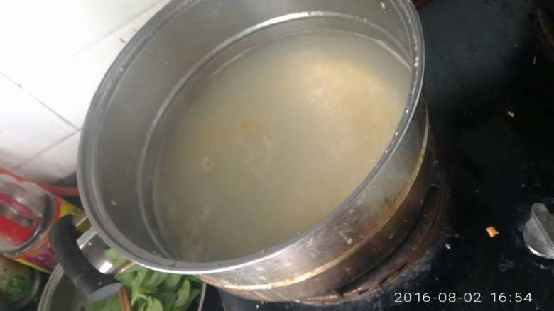 鸡肉果蔬营养粥,大米,小米,提前淘干净,然后放入冰箱冷冻起来,大约冻结块。(这样做粥会更香很容易就做粘稠,能有效缩短时间。)。
烧水,拿出已经冻结的大小米。下锅。点上几珠<a style='color:red;display:inline-block;' href='/shicai/ 847'>香油</a>。大火烧开,滚几次锅后转小火。