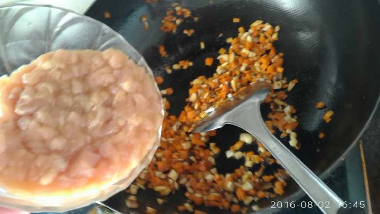 鸡肉果蔬营养粥,放入鸡胸肉。我提前准备好的。(⊙o⊙)…额有点多。没关系,我还有秘法。稍后介绍。
