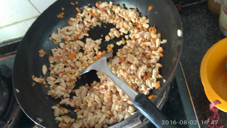 鸡肉果蔬营养粥,还真多了。切的有点大,也没关系,大不了等会儿好了拿出来,案板上切碎就好啦
少许<a style='color:red;display:inline-block;' href='/shicai/ 718'>料酒</a>,一点点盐。不要多因为之前的肉都是腌好的。