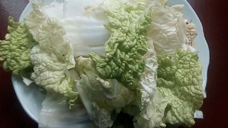 家常小炒,把<a style='color:red;display:inline-block;' href='/shicai/ 114'>白菜</a>切好放盘，把蒜切细 