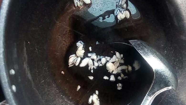 家常小炒,当锅里面的油热时，把蒜放进去炒，炒出香味