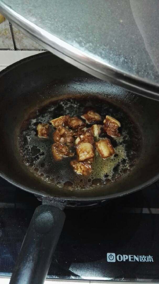 排骨闷饭,加水大火煮开,然后调中火煮20分钟左右