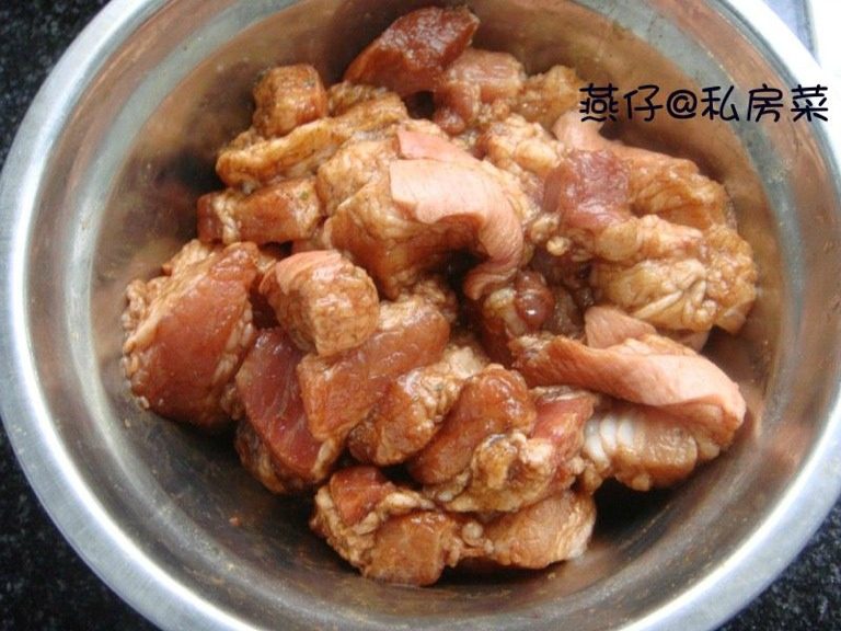 (懒人版)红烧肉,把红烧肉调味粉倒一点在肉上搅拌均匀,腌制10分钟。