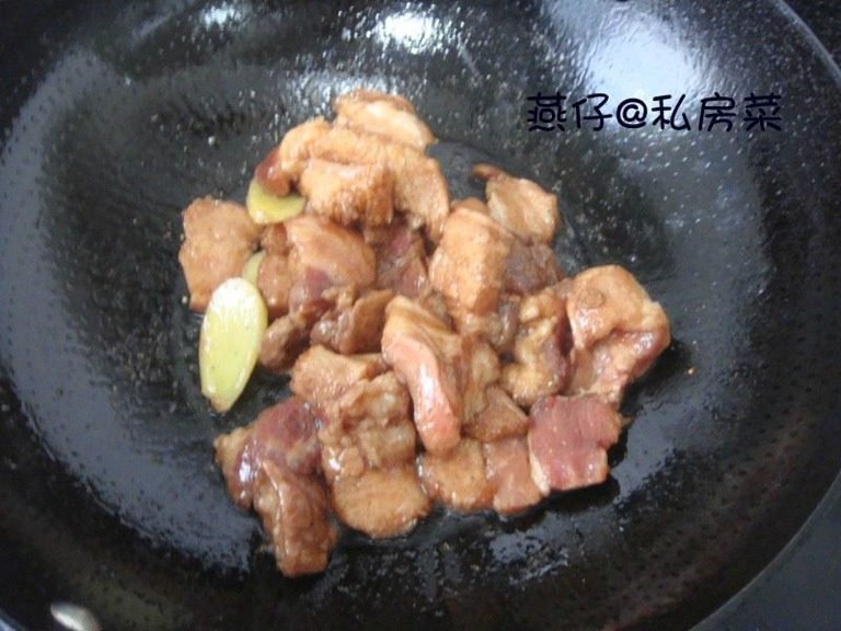 (懒人版)红烧肉,热锅,倒油放生姜片,爆香,加入五花肉,翻炒。
