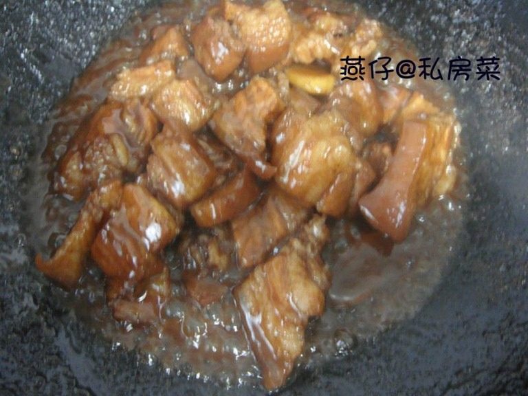(懒人版)红烧肉,在冷水碗里加入一半红烧肉调味粉,搅拌一下,倒入锅里,煮到收汁即可。
