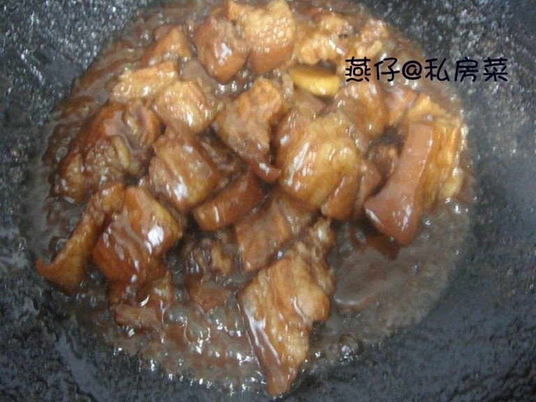 （懒人版）红烧肉,在冷水碗里加入一半红烧肉调味粉，搅拌一下，倒入锅里，煮到收汁即可。