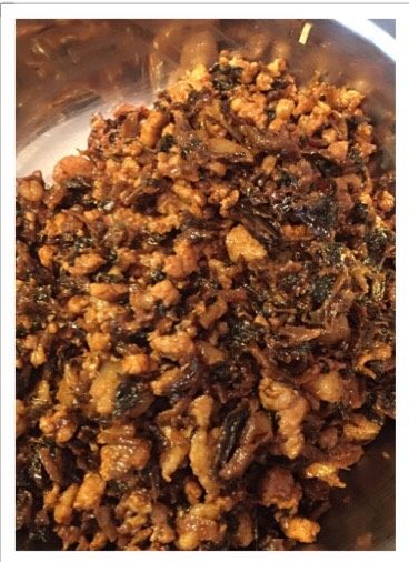 金华酥饼,锅中放油加热,猪肉末入锅翻炒,加入姜片盐,料酒,酱油翻炒均匀至变色