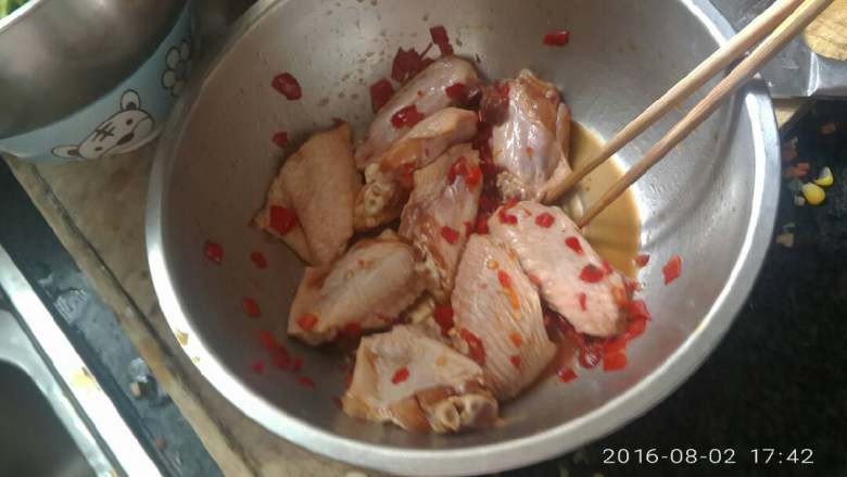 泡椒蒜蓉鸡翅,依次放入少量<a style='color:red;display:inline-block;' href='/shicai/ 718'>料酒</a>，<a style='color:red;display:inline-block;' href='/shicai/ 829'>十三香</a>，盐放一小调料那钟汤匙。等调味腌制。之后再放两汤匙红泡椒。搅拌均匀。