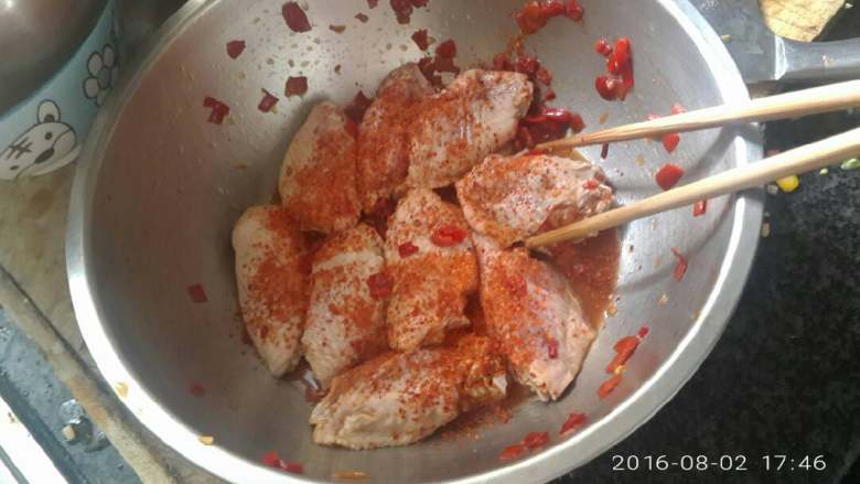 泡椒蒜蓉鸡翅,辣椒粉适量。根据个人口味添加。
<a style='color:red;display:inline-block;' href='/shicai/ 2794'>大蒜</a>剥皮拍扁剁碎，依次加入。搅拌均匀。