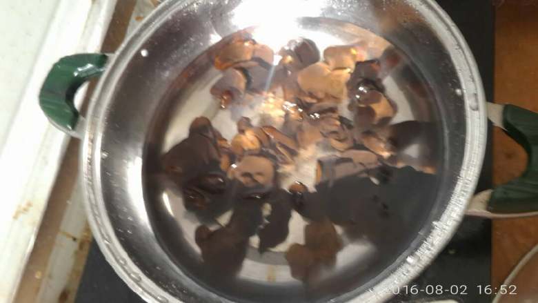 泡椒蒜蓉鸡翅,干木耳一小把，加适量冷水泡发后，上火煮，水开两分钟关火。（木耳到最后会很好吃哦）
